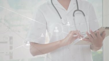 Tablet kullanan beyaz kadın doktor üzerindeki ikonlarla bağlantı ağının animasyonu. küresel tıp, bağlantılar ve teknoloji konsepti dijital olarak oluşturulmuş video.