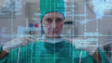 Yüz maskesi takan beyaz kadın cerrahın veri işleme animasyonu. küresel tıp, sağlık hizmetleri ve veri işleme kavramı dijital olarak oluşturulmuş video.
