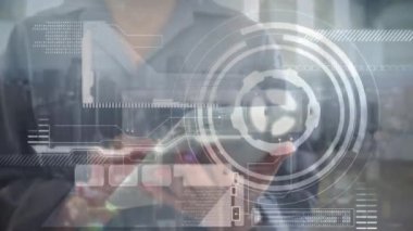 Tablet üzerinde çalışan beyaz adamın elleri üzerinde veri işleme animasyonu. küresel iş, teknoloji, bağlantılar ve dijital olarak oluşturulmuş video işleme konsepti.