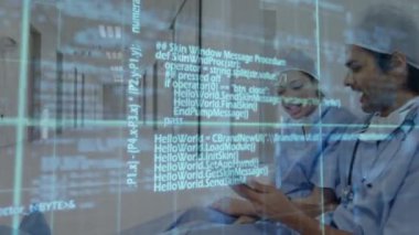 Tablet kullanan kadın ve erkek cerrahlar üzerinde veri işleme animasyonu. küresel tıp, sağlık hizmetleri ve veri işleme kavramı dijital olarak oluşturulmuş video.