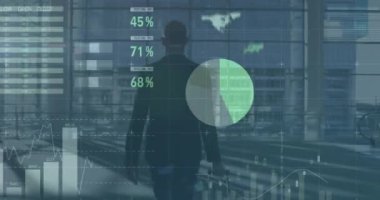 Beyaz iş adamının bavul yürüyüşü ile ilgili finansal veri işleme animasyonu. küresel iş, finans ve dijital arayüz kavramı dijital olarak oluşturulmuş video.