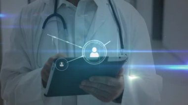 Kafkas erkek doktor üzerindeki ikonların bağlantı ağının animasyonu. küresel tıp, bağlantılar ve teknoloji konsepti dijital olarak oluşturulmuş video.