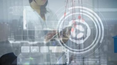 Tablet kullanan çift ırklı kadın laboratuvar çalışanı üzerinde veri işleme animasyonu. küresel tıp, bağlantılar ve teknoloji konsepti dijital olarak oluşturulmuş video.