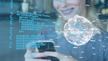 Akıllı telefon kullanan beyaz iş kadını üzerinden veri işleme ve küre animasyonu. küresel teknoloji, bağlantılar ve ağ konsepti dijital olarak oluşturulmuş video.