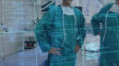 Gülümseyen beyaz erkek cerrahlar üzerinde veri işleme animasyonu. küresel tıp, sağlık hizmetleri ve veri işleme kavramı dijital olarak oluşturulmuş video.