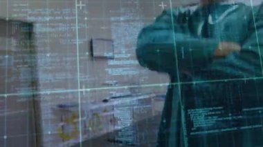 Gülümseyen beyaz erkek cerrah üzerinde veri işleme animasyonu. küresel tıp, sağlık hizmetleri ve veri işleme kavramı dijital olarak oluşturulmuş video.