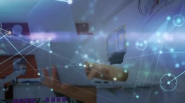 Dizüstü bilgisayar kullanarak çift ırklı kadın laboratuvar çalışanı üzerinden bağlantı ağının animasyonu. küresel tıp, bağlantılar ve teknoloji konsepti dijital olarak oluşturulmuş video.