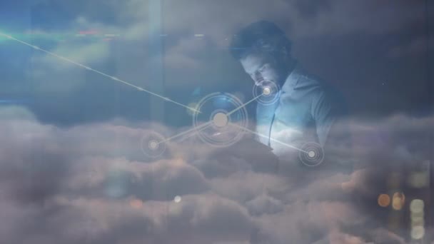 Animation Des Verbindungsnetzes Über Wolken Und Kaukasischer Geschäftsmann Mit Tablet — Stockvideo