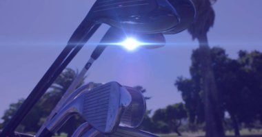 Golf sopalarının üzerindeki ışık izleri. global sporlar, golf ve sağlıklı yaşam tarzı kavramı dijital olarak oluşturulmuş imaj.