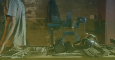 Atölyede yürüyen beyaz erkek işçinin maskesinin görüntüsü. iş ve iş konsepti dijital olarak oluşturuldu.