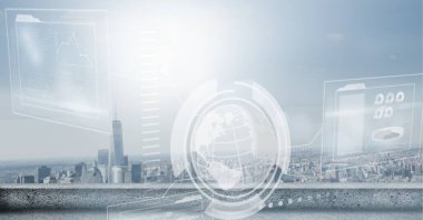 Şehir manzarasının havadan görüntüsüne karşı veri işleme sistemli birden fazla ekran. bilgisayar arayüzü ve iş teknolojisi kavramı