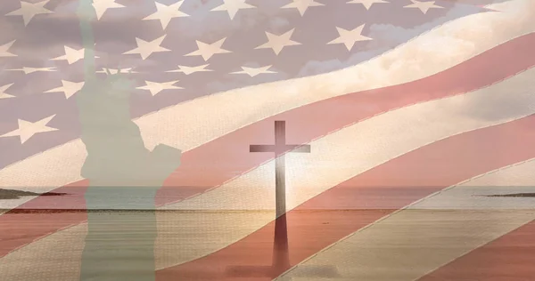 Egy Kép Feszületről Szabadságszoborról Ahogy Amerikai Zászló Felett Mozog Amerikai — Stock Fotó