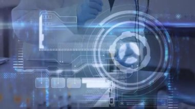Çift ırklı kadın laboratuvar çalışanı üzerinde veri işleme animasyonu. küresel tıp, bağlantılar ve teknoloji konsepti dijital olarak oluşturulmuş video.
