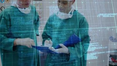 Kafkas erkek cerrahlar üzerinde veri işleme animasyonu. küresel tıp, sağlık hizmetleri ve veri işleme kavramı dijital olarak oluşturulmuş video.