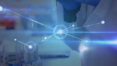 Laboratuvar numunesi tutan koruyucu eldivenlerin üzerindeki bağlantı ağının animasyonu. küresel tıp, bağlantılar ve teknoloji konsepti dijital olarak oluşturulmuş video.