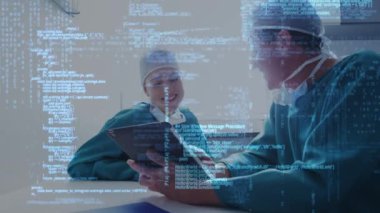 Tablet kullanan beyaz erkek ve kadın cerrahlar üzerinde veri işleme animasyonu. küresel tıp, sağlık hizmetleri ve veri işleme kavramı dijital olarak oluşturulmuş video.