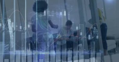 Ofisteki çeşitli iş adamları üzerinde finansal veri işleme animasyonu. küresel iş, finans ve dijital arayüz kavramı dijital olarak oluşturulmuş video.