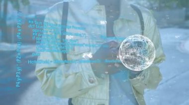 Akıllı telefon kullanan iki ırklı adamın veri işleme ve küresinin animasyonu. küresel teknoloji, bağlantılar ve ağ konsepti dijital olarak oluşturulmuş video.
