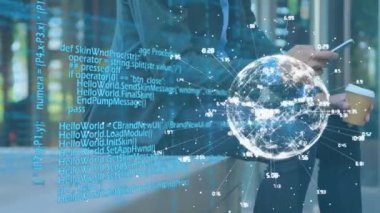 Akıllı telefon kullanan beyaz iş adamının veri işleme ve küresinin animasyonu. küresel teknoloji, bağlantılar ve ağ konsepti dijital olarak oluşturulmuş video.