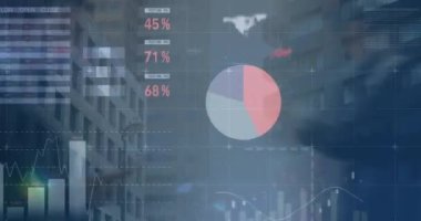 Yürüyen iş adamları üzerinde finansal veri işleme animasyonu. küresel iş, finans ve dijital arayüz kavramı dijital olarak oluşturulmuş video.