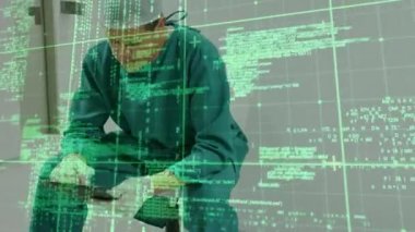Tablet kullanan beyaz erkek cerrah üzerinde veri işleme animasyonu. küresel tıp, sağlık hizmetleri ve veri işleme kavramı dijital olarak oluşturulmuş video.