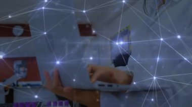 Dizüstü bilgisayar kullanarak çift ırklı kadın laboratuvar çalışanı üzerinden bağlantı ağının animasyonu. küresel tıp, bağlantılar ve teknoloji konsepti dijital olarak oluşturulmuş video.