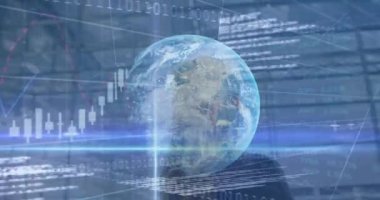 Ofisteki gülümseyen beyaz iş kadını üzerinde veri işleme ve küre animasyonu. küresel iş, finans ve dijital arayüz kavramı dijital olarak oluşturulmuş video.