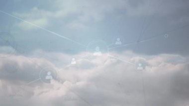 Bulutların üzerindeki simgelerle bağlantı ağının animasyonu. küresel iş, finans ve dijital arayüz kavramı dijital olarak oluşturulmuş video.