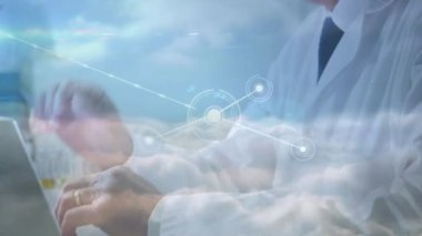 Üst düzey beyaz erkek doktorların dizüstü bilgisayar kullanarak bağlantı ağının animasyonu. küresel tıp, bağlantılar ve teknoloji konsepti dijital olarak oluşturulmuş video.