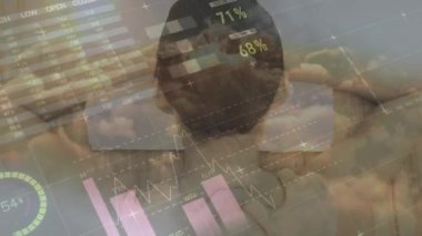 Beyaz adamın masaj yaptırması üzerine finansal veri işleme animasyonu. küresel iş, finans ve ağ konsepti dijital olarak oluşturulmuş video.