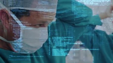 Gülümseyen beyaz erkek cerrahın yüz maskesi takması üzerine veri işleme animasyonu. küresel tıp, sağlık hizmetleri ve veri işleme kavramı dijital olarak oluşturulmuş video.