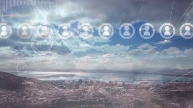 Şehir manzarası üzerindeki simgelerle bağlantı ağının animasyonu. küresel iş, finans ve dijital arayüz kavramı dijital olarak oluşturulmuş video.