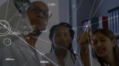 Çift ırklı erkek ve kadın doktorlardan oluşan bir ekip üzerinden bağlantı ağının animasyonu. küresel tıp, bağlantılar ve teknoloji konsepti dijital olarak oluşturulmuş video.