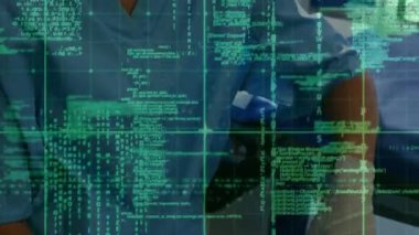 Yüz maskesi takmış beyaz kadın cerrahın veri işleme animasyonu. küresel tıp, sağlık hizmetleri ve veri işleme kavramı dijital olarak oluşturulmuş video.