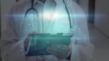 Tablet kullanan Kafkasyalı mutlu erkek doktor üzerinden bağlantı ağının animasyonu. küresel tıp, bağlantılar ve teknoloji konsepti dijital olarak oluşturulmuş video.