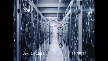 Sunucu odasında parazit ve dünya animasyonu. küresel teknoloji, bağlantılar ve dijital arayüz konsepti dijital olarak oluşturulmuş video.