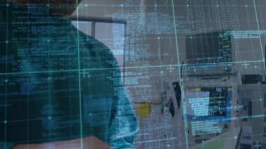 Tablet kullanan beyaz erkek cerrah üzerinde veri işleme animasyonu. küresel tıp, sağlık hizmetleri ve veri işleme kavramı dijital olarak oluşturulmuş video.