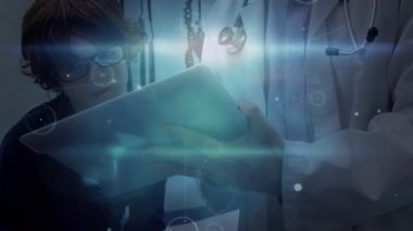 Tablet kullanan ve çocukla konuşan çift ırklı erkek doktor üzerinden bağlantı ağının animasyonu. küresel tıp, bağlantılar ve teknoloji konsepti dijital olarak oluşturulmuş video.