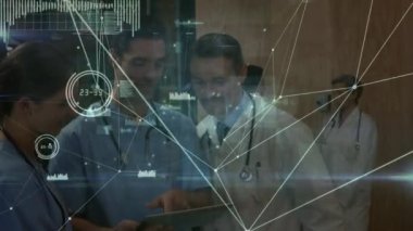 Çeşitli erkek ve kadın doktor grupları üzerinden bağlantı ağının ve çeşitli verilerin animasyonu. küresel tıp, bağlantılar ve teknoloji konsepti dijital olarak oluşturulmuş video.