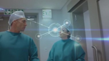 Beyaz kadın ve erkek cerrahların konuştuğu ağ bağlantılarının animasyonu. küresel tıp, sağlık hizmetleri ve veri işleme kavramı dijital olarak oluşturulmuş video.