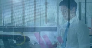 Ofisteki gülümseyen beyaz iş adamının veri işleme animasyonu. küresel iş, finans ve dijital arayüz kavramı dijital olarak oluşturulmuş video.