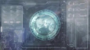 Dönen dünya üzerinde hareket eden saatin ve çeşitli verilerin animasyonu. küresel veri, zaman, dijital arayüz ve teknoloji konsepti dijital olarak oluşturulmuş video.