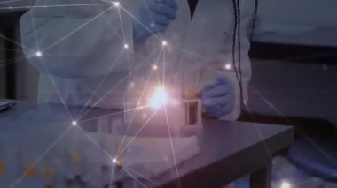 Afrika kökenli Amerikalı kadın bir laboratuvar çalışanı üzerinden bağlantı ağının animasyonu. küresel tıp, bağlantılar ve teknoloji konsepti dijital olarak oluşturulmuş video.