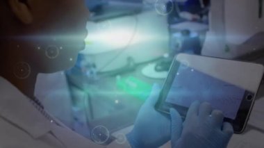 Tablet kullanan çift ırklı kadın laboratuvar çalışanı üzerinden bağlantı ağının animasyonu. küresel tıp, bağlantılar ve teknoloji konsepti dijital olarak oluşturulmuş video.