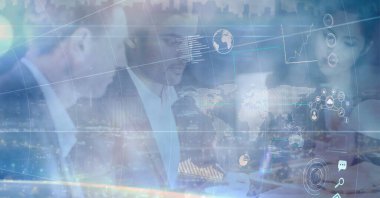 Çalışan ve şehir manzarası gören iş adamlarına karşı veri işleme ile dijital arayüz. bilgisayar arayüzü ve iş teknolojisi kavramı