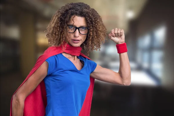 Складний Образ Афро Американської Жінки Костюмі Супергероя Проти Порожнього Офісу — стокове фото