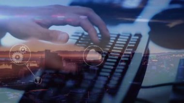 Kafkas iş kadınının şehir manzarası üzerinde simgelerle bilgisayar kullanmasının animasyonu. küresel iş, finans ve dijital arayüz kavramı dijital olarak oluşturulmuş video.