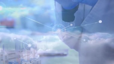 Laboratuvar numunesi tutan koruyucu eldivenlerin üzerindeki bağlantı ağının animasyonu. küresel tıp, bağlantılar ve teknoloji konsepti dijital olarak oluşturulmuş video.