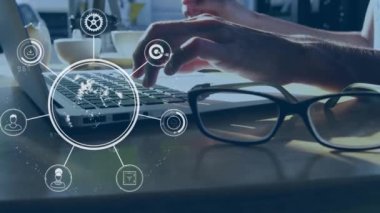 Kafkasyalı iş adamının dizüstü bilgisayarı kullanarak simgelerle dolu bir dünya animasyonu. küresel iş, finans ve dijital arayüz kavramı dijital olarak oluşturulmuş video.