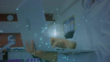 Çift ırklı kadın laboratuvar çalışanı üzerindeki ekran ve saatin animasyonu. küresel tıp, bağlantılar ve teknoloji konsepti dijital olarak oluşturulmuş video.